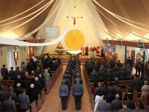 Widok na kościół z chóru, widać uczestników Mszy św.