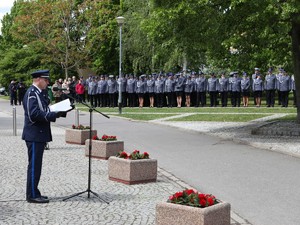 Dyrektor Biura Historii i Tradycji odczytuje list Zastępcy Komendanta Głównego Policji. W tle kadra kierownicza.