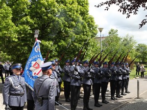Kompania honorowa oddaje salwę z karabinów.