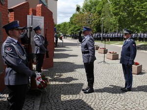 Dyrektor Biura Historii i Tradycji składa wieniec pod pomnikiem.