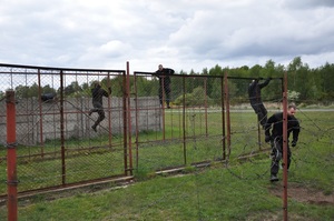 Czterej policjanci skaczą przez przeszkody