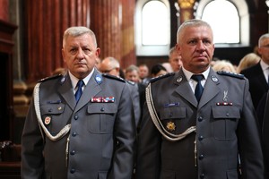 Wielkopolscy policjanci podczas obchodów 100. rocznicy powstania Policji Państwowej  - msza święta w Poznańskiej Farze