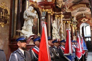 Wielkopolscy policjanci podczas obchodów 100. rocznicy powstania Policji Państwowej - msza święta w Poznańskiej Farze