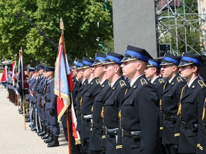 Wielkopolscy policjanci podczas obchodów 100. rocznicy powstania Policji Państwowej - uroczysty apel na Placu Wolności