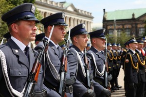 Wielkopolscy policjanci podczas obchodów 100. rocznicy powstania Policji Państwowej - uroczysty apel na Placu Wolności