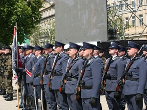 Wielkopolscy policjanci podczas obchodów 100. rocznicy powstania Policji Państwowej - uroczysty apel na Placu Wolności w Poznaniu