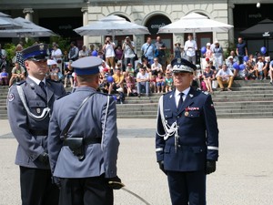 Wielkopolscy policjanci podczas obchodów 100. rocznicy powstania Policji Państwowej - uroczysty apel na Placu Wolności w Poznaniu