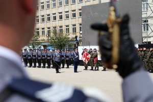 Wielkopolscy policjanci podczas obchodów 100. rocznicy powstania Policji Państwowej - uroczysty apel na Placu Wolności w Poznaniu