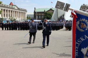 Wielkopolscy policjanci podczas obchodów 100. rocznicy powstania Policji Państwowej - uroczysty apel na Placu Wolności w Poznaniu - przegląd pododdziałów