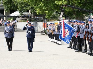 Wielkopolscy policjanci podczas obchodów 100. rocznicy powstania Policji Państwowej - uroczysty apel na Placu Wolności w Poznaniu