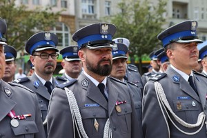 Wielkopolscy policjanci podczas obchodów 100. rocznicy powstania Policji Państwowej - uroczysty apel na Placu Wolności w Poznaniu