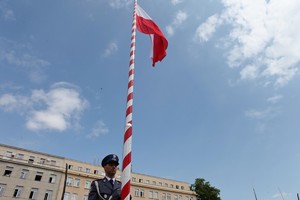 Wielkopolscy policjanci podczas obchodów 100. rocznicy powstania Policji Państwowej - uroczysty apel na Placu Wolności w Poznaniu