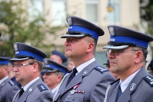 Wielkopolscy policjanci podczas obchodów 100. rocznicy powstania Policji Państwowej - uroczysty apel na Placu Wolności w Poznaniu