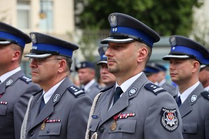 Wielkopolscy policjanci podczas obchodów 100. rocznicy powstania Policji Państwowej - uroczysty apel na Placu Wolności w Poznaniu