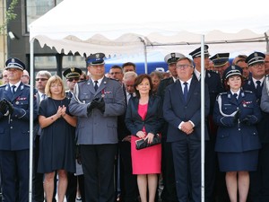 Wielkopolscy policjanci podczas obchodów 100. rocznicy powstania Policji Państwowej - uroczysty apel na Placu Wolności w Poznaniu