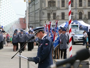 Wielkopolscy policjanci podczas obchodów 100. rocznicy powstania Policji Państwowej - uroczysty apel na Placu Wolności w Poznaniu