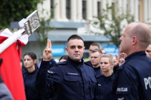 Wielkopolscy policjanci podczas obchodów 100. rocznicy powstania Policji Państwowej - uroczysty apel na Placu Wolności w Poznaniu