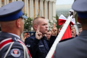 Wielkopolscy policjanci podczas obchodów 100. rocznicy powstania Policji Państwowej - uroczysty apel na Placu Wolności w Poznaniu