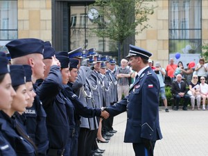 Wielkopolscy policjanci podczas obchodów 100. rocznicy powstania Policji Państwowej - uroczysty apel na Placu Wolności w Poznaniu