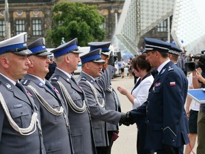 Wielkopolscy policjanci podczas obchodów 100. rocznicy powstania Policji Państwowej - uroczysty apel na Placu Wolności w Poznaniu