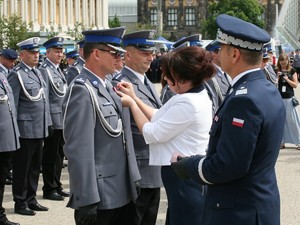 Wielkopolscy policjanci podczas obchodów 100. rocznicy powstania Policji Państwowej - uroczysty apel na Placu Wolności w Poznaniu