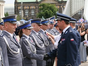 Wielkopolscy policjanci podczas obchodów 100. rocznicy powstania Policji Państwowej - uroczysty apel na Placu Wolności w Poznaniu