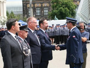 Wielkopolscy policjanci podczas obchodów 100. rocznicy powstania Policji Państwowej - uroczysty apel na Placu Wolności w Poznaniu