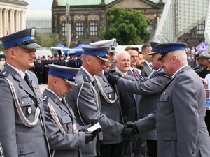 Wielkopolscy policjanci podczas obchodów 100. rocznicy powstania Policji Państwowej - uroczysty apel na Placu Wolności w Poznaniu