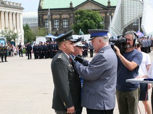 Wielkopolscy policjanci podczas obchodów 100. rocznicy powstania Policji Państwowej - uroczysty apel na Placu Wolności w Poznaniu