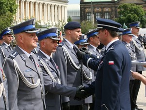 Wielkopolscy policjanci podczas obchodów 100. rocznicy powstania Policji Państwowej - uroczysty apel na Placu Wolności w Poznaniu