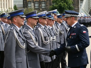 Wielkopolscy policjanci podczas obchodów 100. rocznicy powstania Policji Państwowej - uroczysty apel na Placu Wolności w Poznaniu