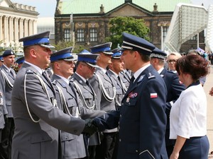 Wielkopolscy policjanci podczas obchodów 100. rocznicy powstania Policji Państwowej - uroczysty apel na Placu Wolności w Poznaniu