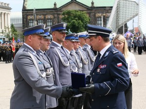 Wielkopolscy policjanci podczas obchodów 100. rocznicy powstania Policji Państwowej - uroczysty apel na Placu Wolności w Poznaniu