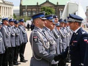 Wielkopolscy policjanci podczas obchodów 100. rocznicy powstania Policji Państwowej - uroczysty apel na Placu Wolności w Poznaniu