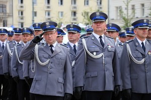 Wielkopolscy policjanci podczas obchodów 100. rocznicy powstania Policji Państwowej - uroczysty apel na Placu Wolności w Poznaniu