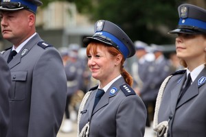 Wielkopolscy policjanci podczas obchodów 100. rocznicy powstania Policji Państwowej - uroczysty apel na Placu Wolności w Poznaniu