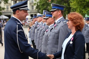 Wielkopolscy policjanci podczas obchodów 100. rocznicy powstania Policji Państwowej - uroczysty apel na Placu Wolności w Poznaniu