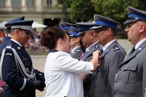 Wielkopolscy policjanci podczas obchodów 100. rocznicy powstania Policji Państwowej - uroczysty apel na Placu Wolności w Poznaniu