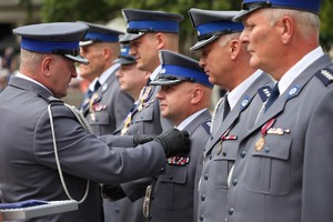 Wielkopolscy policjanci podczas obchodów 100. rocznicy powstania Policji Państwowej - uroczysty apel na Placu Wolności w Poznaniu