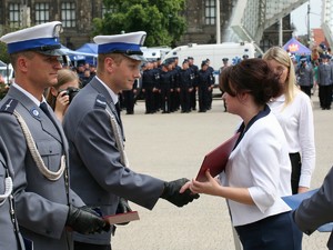 Wielkopolscy policjanci podczas obchodów 100. rocznicy powstania Policji Państwowej - uroczysty apel na Placu Wolności w Poznaniu