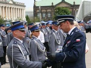 Wielkopolscy policjanci podczas obchodów 100. rocznicy powstania Policji Państwowej - uroczysty apel na Placu Wolności w Poznaniu