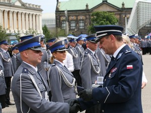 Wielkopolscy policjanci podczas obchodów 100. rocznicy powstania Policji Państwowej - uroczysty apel na Placu Wolności w Poznaniu