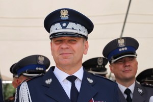 Nadinsp. Dariusz Augustyniak podczas obchodów 100. rocznicy powstania Policji Państwowej - uroczysty apel na Placu Wolności w Poznaniu