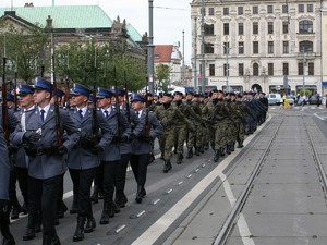 Wielkopolscy policjanci podczas obchodów 100. rocznicy powstania Policji Państwowej - uroczysty apel na Placu Wolności w Poznaniu