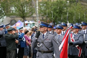 Wielkopolscy policjanci podczas obchodów 100. rocznicy powstania Policji Państwowej - uroczysty apel na Placu Wolności w Poznaniu