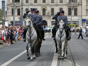 Wielkopolscy policjanci podczas obchodów 100. rocznicy powstania Policji Państwowej - uroczysty apel na Placu Wolności w Poznaniu