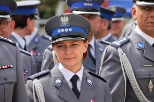 Wielkopolscy policjanci podczas obchodów 100. rocznicy powstania Policji Państwowej - uroczysty apel na Placu Wolności w Poznaniu