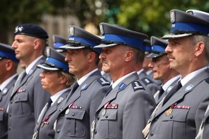 Wielkopolscy policjanci podczas obchodów 100. rocznicy powstania Policji Państwowej - uroczysty apel na Placu Wolności w Poznaniu