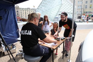 Wielkopolscy policjanci podczas obchodów 100. rocznicy powstania Policji Państwowej na Placu Wolności w Poznaniu