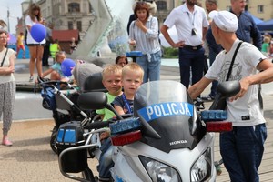 Dzieci w miasteczku mundurowym przygotowanym przez policjantów z okazji obchodów 100. rocznicy powstania Policji Państwowej